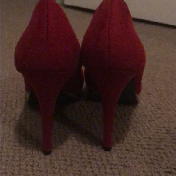 Red heels with gold detail - Picture 2 of 4